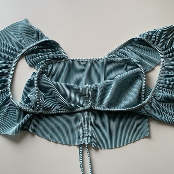 Blue scrunchable frilly top - unknown brand - tagless - fits like a small - Picture 5 of 5